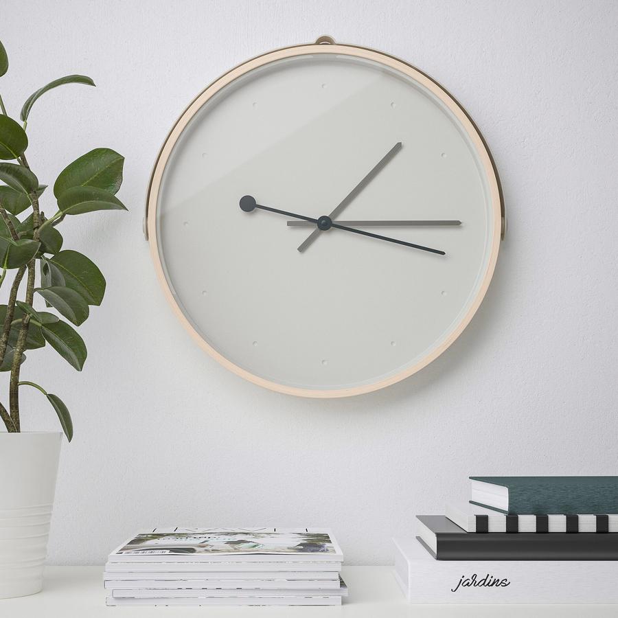 En chapa de fresno, este reloj de pared de 42 centímetros de diámetro tiene un precio de 29 euros.