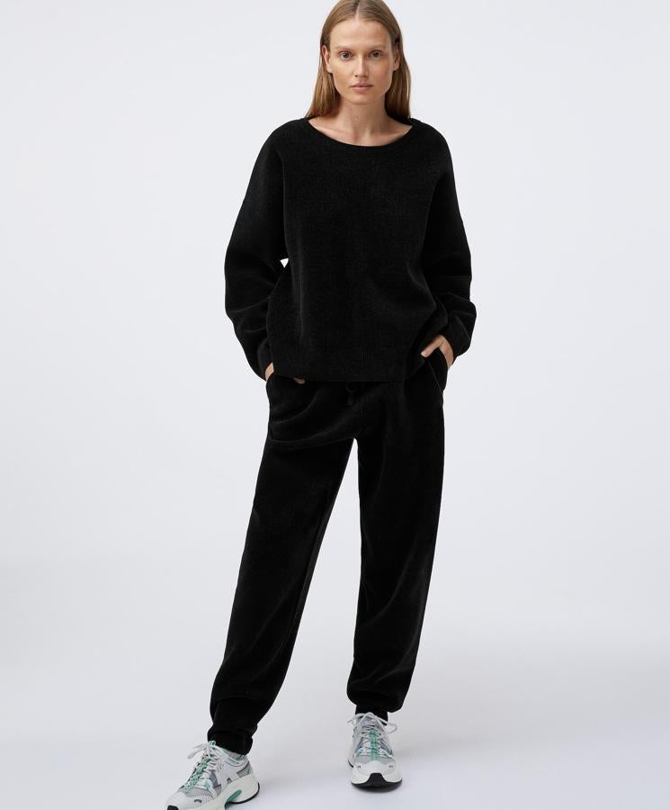 En color negro, esta sudadera con cuello redondo en tejido de chenilla tiene un precio de 22,99 euros. Cuenta con el pantalón estilo jogger a juego con el mismo precio.