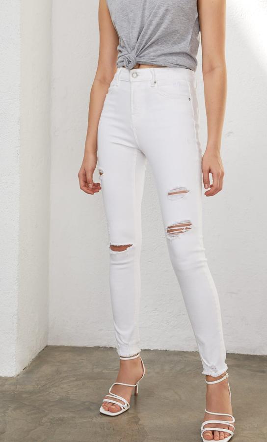 En color blanco, estos jeans ajustados de tiro alto y detalle de rotos y bajos desflecados son de Stradivarius y tienen un precio de 19,99 euros.
