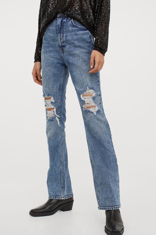 Estos vaqueros con cinco bolsillos y talle alto con detalles desgastados cuentan con bajo amplio acampanado y pernera ajustada. Son de H&M y tienen un precio rebajado de 19,99 euros.