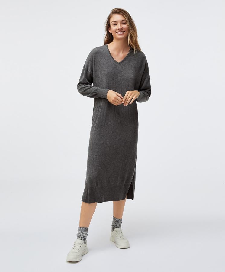 Disponible en color gris o verde, este vestido midi de punto fino y corte amplio cuenta con cuello de pico y abertura lateral. Su precio rebajado es de 22,99 euros.