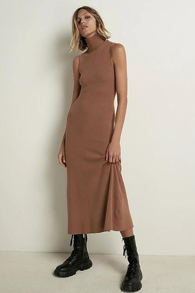 En color rosa empolvado, este vestido midi de manga sisa resulta de lo más favorecedor y versátil.