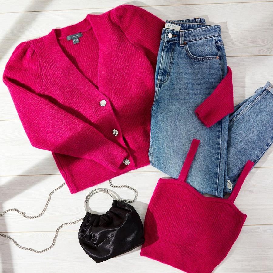 Este  twin set de punto fucsia  que combina top (11 euros) y cárdigan con botones joya (18 euros) y que será tu conjunto favorito de la temporada.