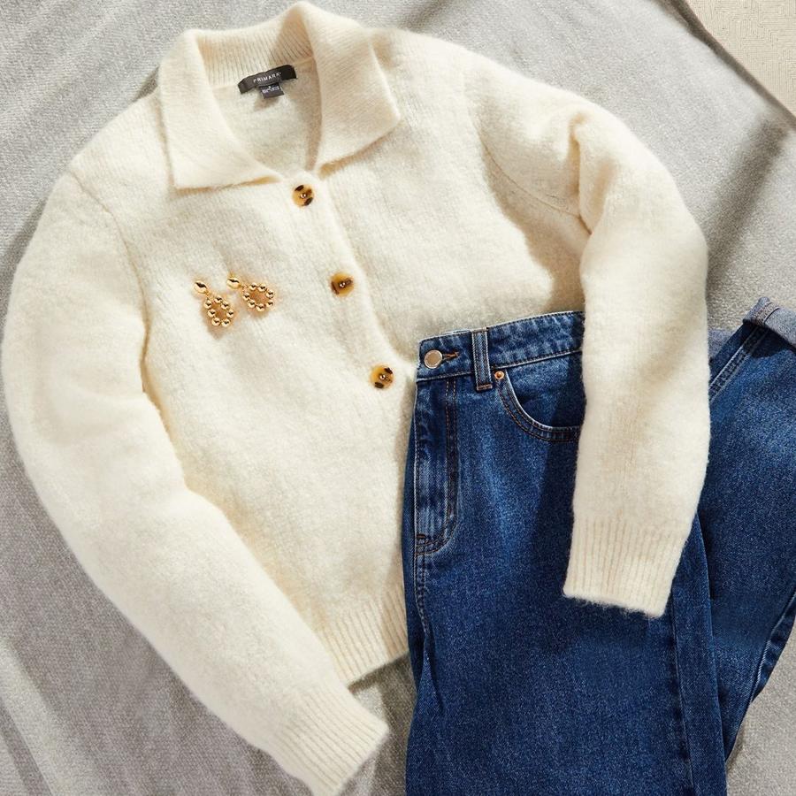 Este  jersey de inspiración retro  con cuello polo (16 euros), nuestro favorito para llevar con vaqueros, pero también para reinventar tus looks ‘working girl’