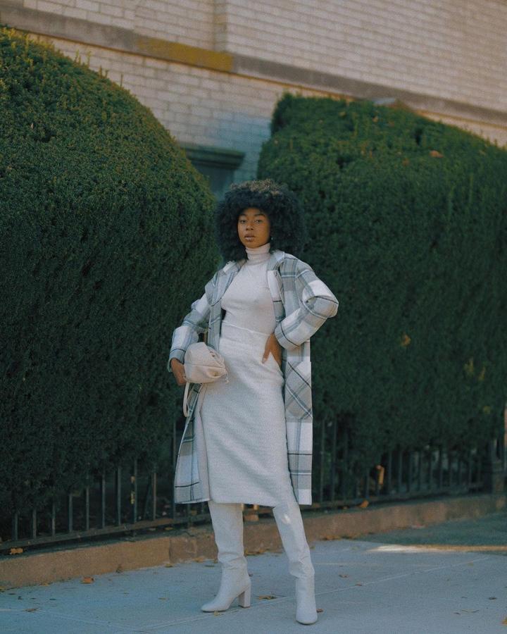 Este abrigo de cuadros en tonos grises (45 euros) con el que conseguirás elevar tus looks de invierno hasta el infinito.