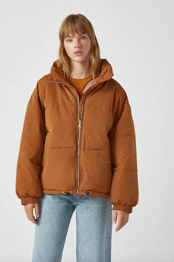 Con cuello chimenea, bolsillos laterales y cierre frontal de cremallera esta cazadora color camel de Pull&Bear costaba 29,99 euros y ahora está por 25,99 euros únicamente en la talla XS.