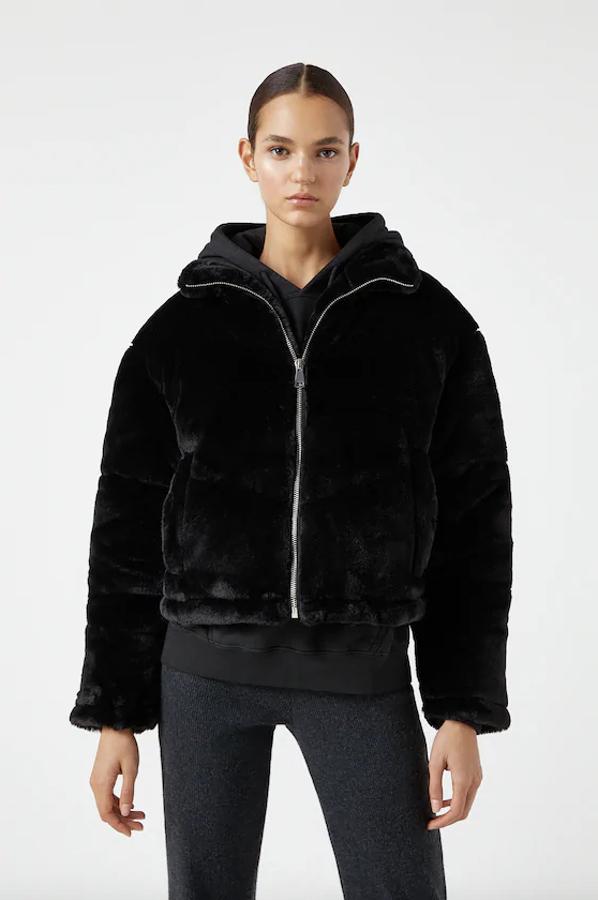 Acolchada y con pelo, esta cazadora negra de cuello chimenea con bolsillos laterales y cierre de cremallera frontal es de Pull&Bear y de 39,99 euros ha pasado a costar 25,99 euros. Está disponible en las tallas M y L.