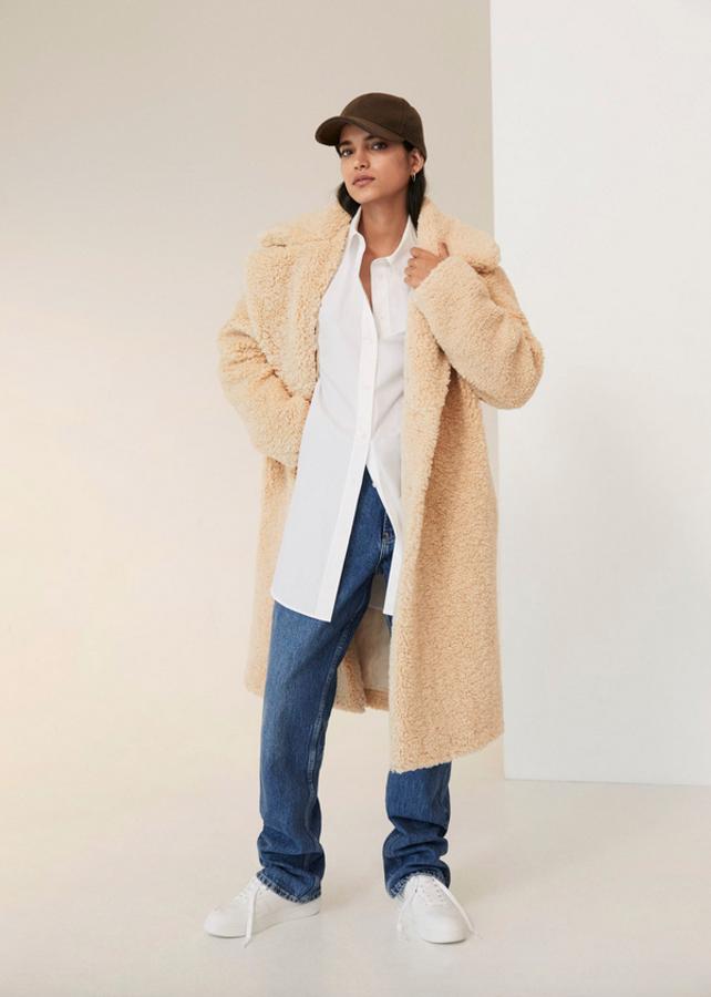 En borreguillo, de corte midi y diseño oversize, este abrigo de Mango en beige con cuello solapa y bolsillos laterales tiene cierre frontal de botones a presión y cuesta 99,99 euros. Está disponible en las tallas S, M y L.