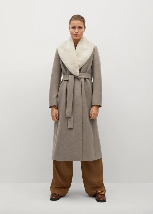 En color café, confeccionado en mezcla de lana, de diseño largo cruzado y cuello de pelo sintético desmontable a contraste, este abrigo de Mango con cinturón extraíble a tono y forro interior ha pasado de 129,99 euros a 69,99 euros y solo queda en las tallas XS y M.