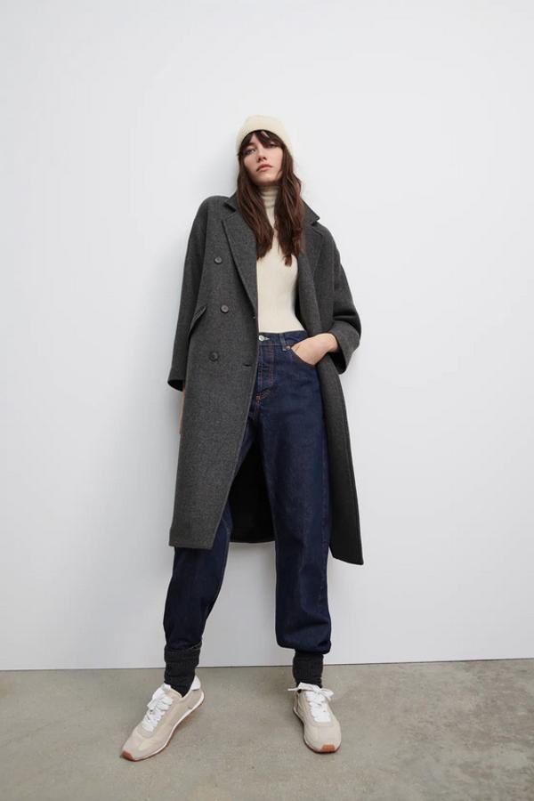 Con cuello solapa y manga larga con hombro caído, este abrigo oversize en color gris de Zara viene con bolsillos de solapa laterales y cierre frontal de botones a tono. Disponible entre las tallas XS y XL, cuesta 99,95 euros.