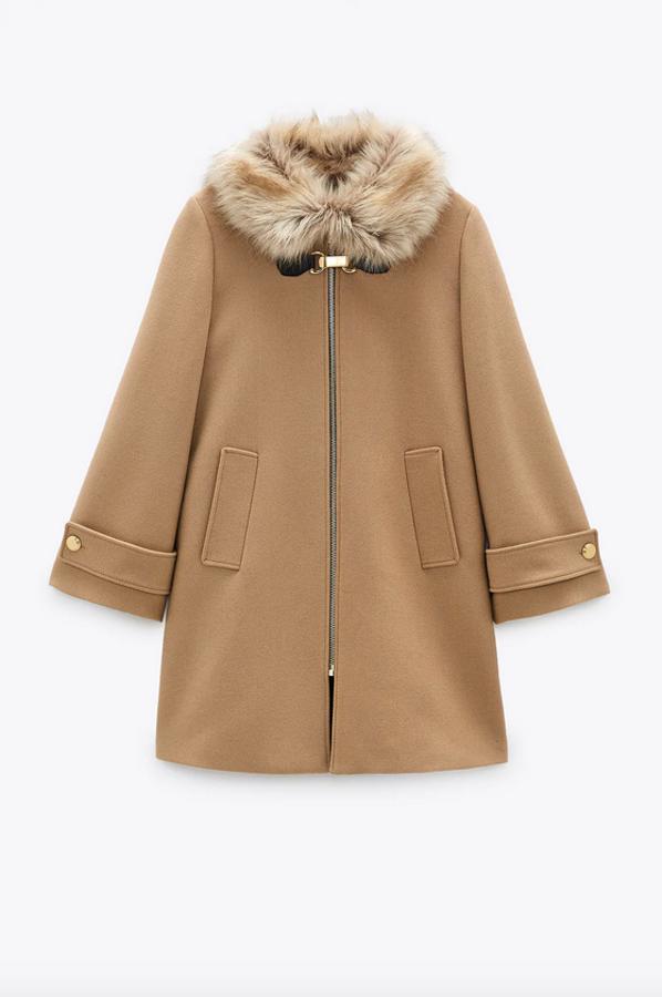 En color tostado, con cierre frontal de cremallera y bolsillos laterales con solapa, esta parka con cuello en efecto pelo de Zara tiene un precio de 99,95 euros y está disponible únicamente en las tallas XS y XL.