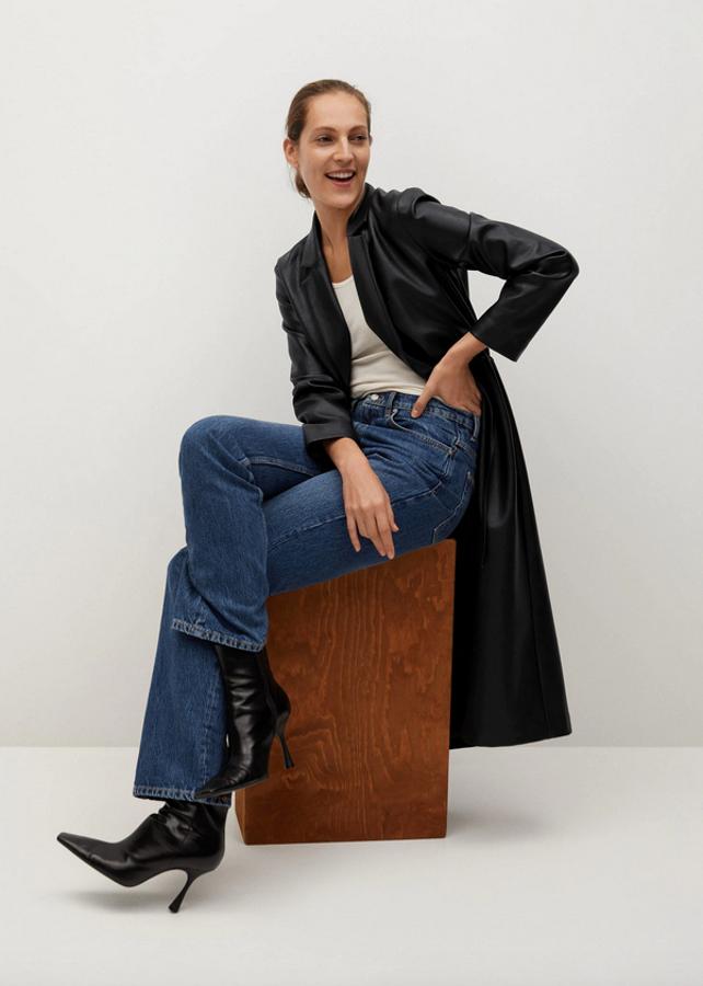 Diseño largo en efecto piel para este abrigo negro de Mango con cuello solapa, cinturón ajustable a tono y forro interior. Disponible en las tallas S, M y L, cuesta 69,99 euros.