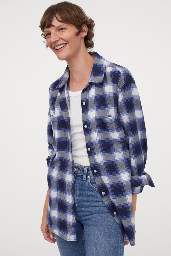 Esta camisa ligera en franela de algodón suave tiene el cuello clásico, dos bolsillos abiertos en la pechera, hombros caídos y bajo redondeado y asimétrico. Con estampado negro y azul sobre fondo blanco, de 19,99 euros ha pasado a costar 12,99 euros y está disponible en las tallas XS, S y M.