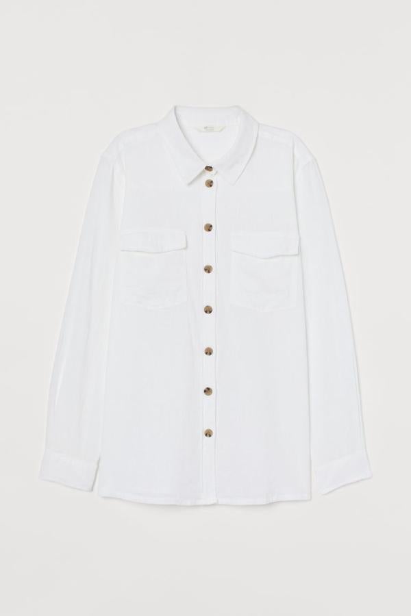 En mezcla de lino y algodón, esta camisa blanca de cuello inglés y tapeta clásica viene con bolsillos en la pechera con solapa y aberturas laterales en el bajo. De 24,99 euros ha pasado a 12,99 euros y está disponible entre las tallas 32 y 50.