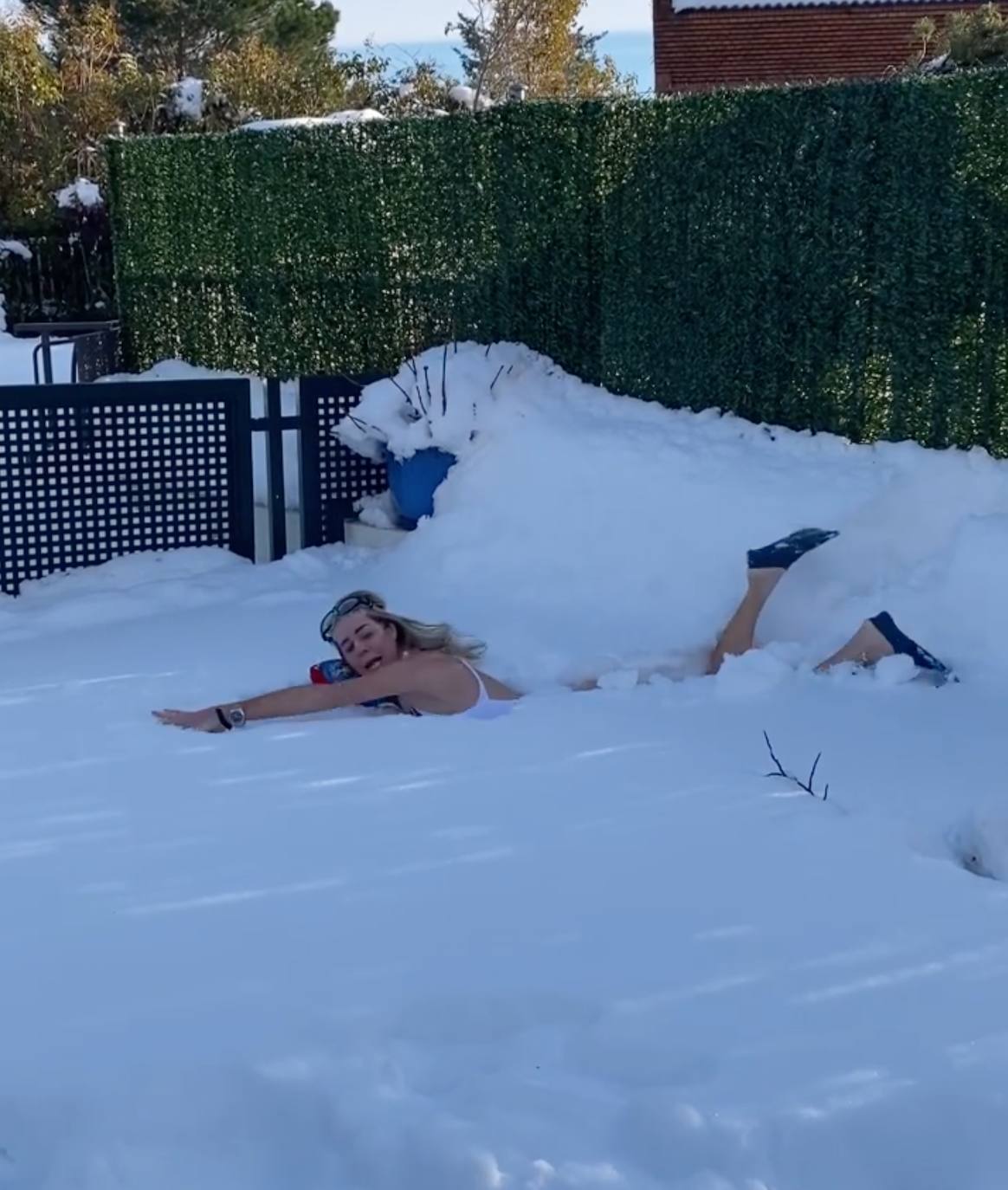 Amelia Bono decidió sacarle una sonrisa a sus hijos haciendo que nadaba sobre la nieve con gafas de buceo y aletas. Sus propuestas en las redes se han vuelto adictivas. Desde el confinamiento no ha parado de subir vídeos a TikTok.