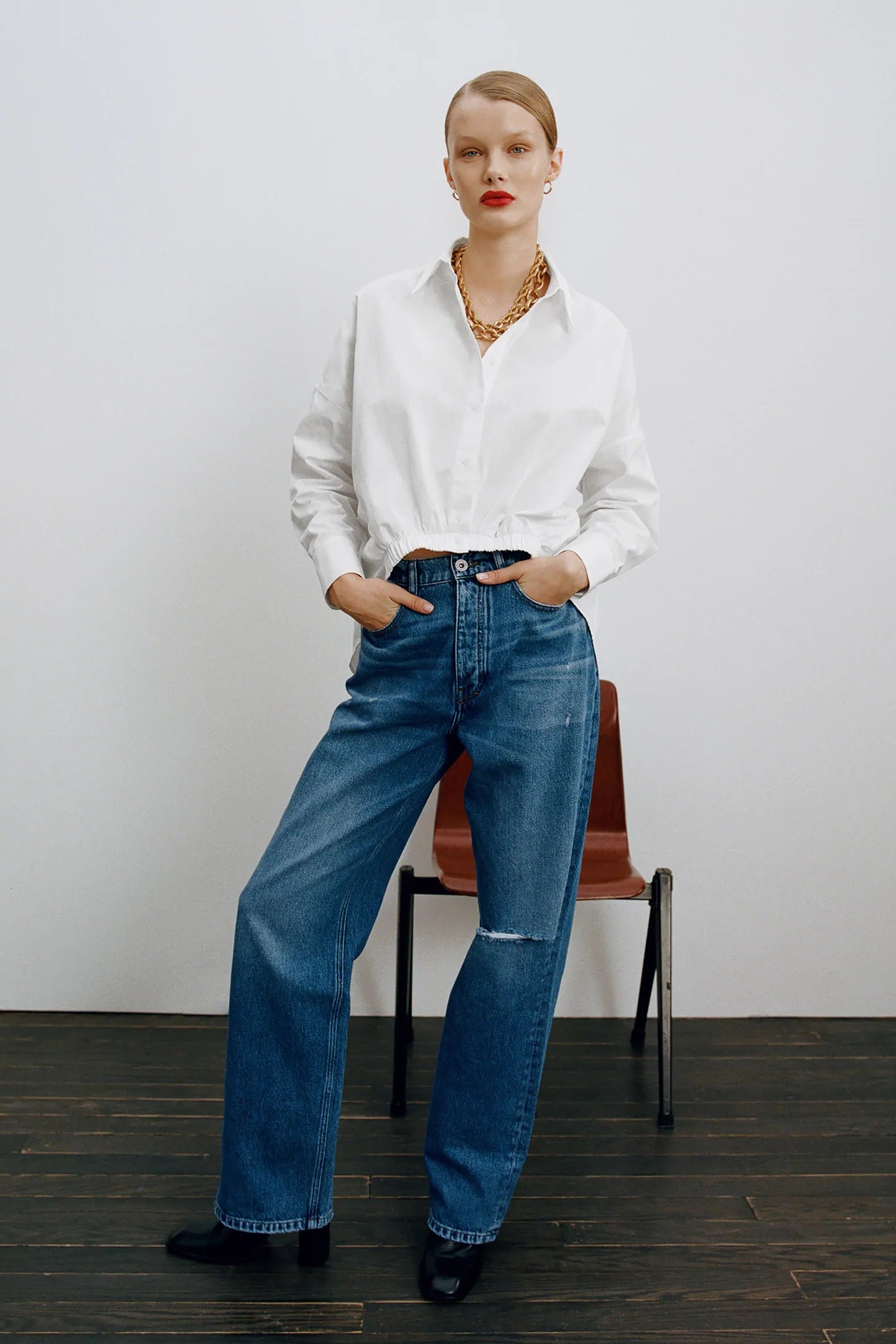 Si buscas un diseño diferente, esta camisa blanca asimétrica de las rebajas de Zara te va a enamorar. Ahora: 12,99 euros.