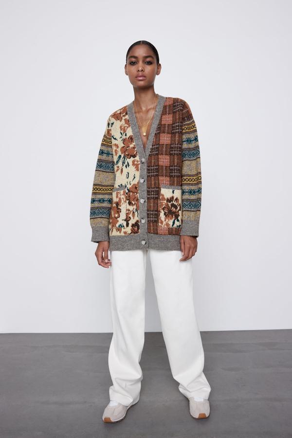 Rebeca de punto con efecto patchwork, de Zara (29,95 €).