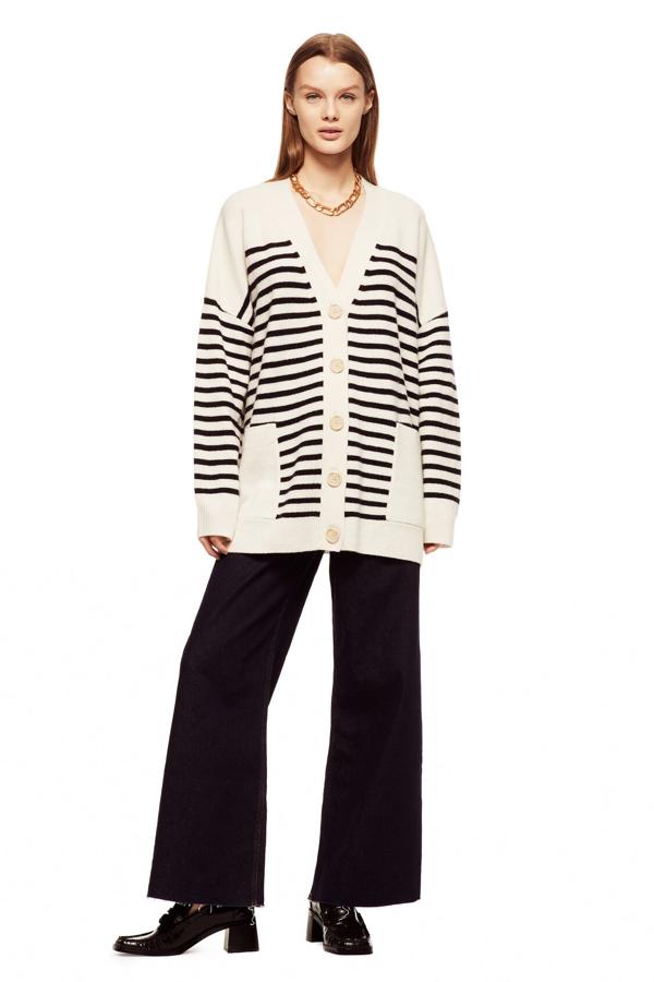 Rebeca de punto con estampado de rayas marineras y bolsillos frontales, de Zara (49,95 €).