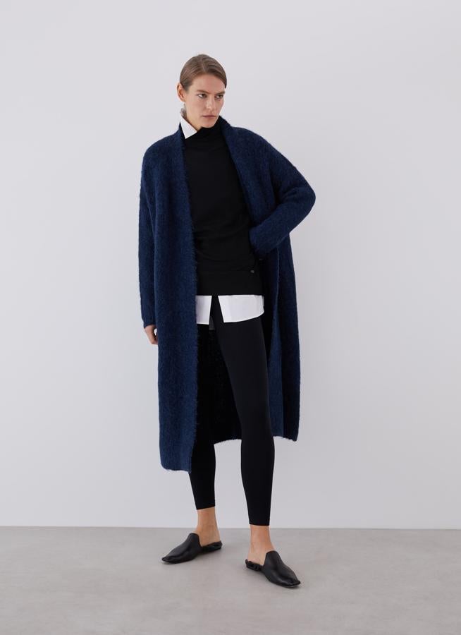 Este maxi cárdigan de alpaca de Adolfo Domínguez pasa de 229 a 149 euros en las segundas rebajas.