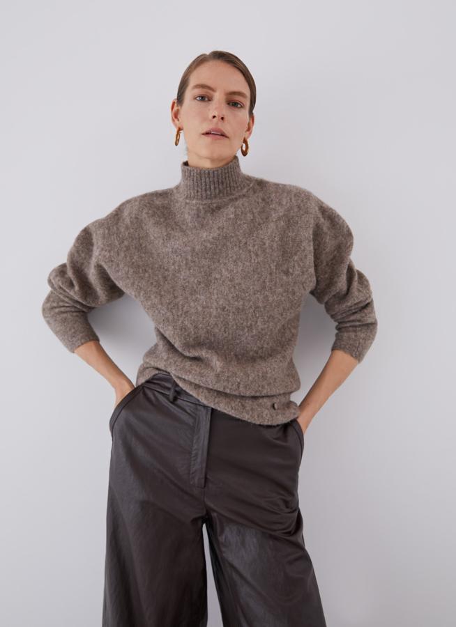 Este calentito jersey de alpaca de Adolfo Domínguez pasa de 139 a 69 euros en las segundas rebajas.