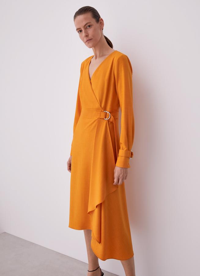 Vestido con detalle de godet vertical y cintura marcada (pasa de 199 a 59 euros en las segundas rebajas de Adolfo Domínguez).