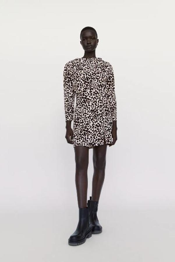 Vestido blanco y negro de estampado de leopardo.