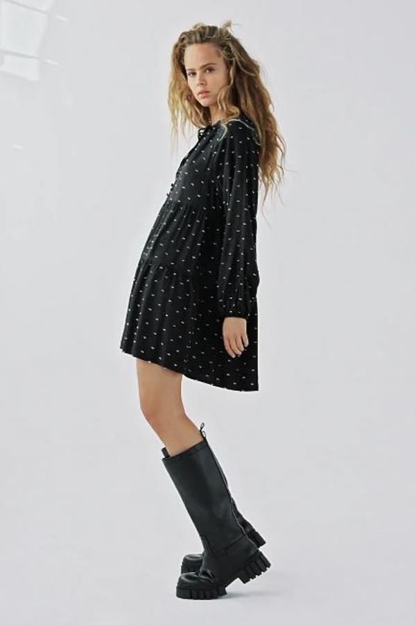 Vestido negro de plumeti con lunares en color blanco.