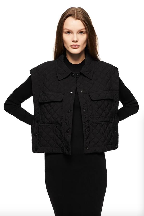 Diseño cropped para este chaleco acolchado de Zara con cuello solapa y manga sisa amplia. Tiene bolsillos de plastrón con solapa en la pechera y bajo acabado con botones a presión en laterales. También se cierra a presión en el frontal. Podemos encontrarlo en las tallas S, M y L por 25,95 euros.