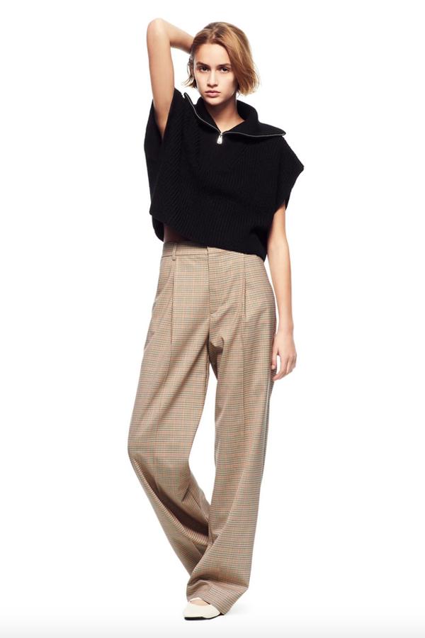 Confeccionados con al menos un 25% de poliéster reciclado, estos pantalones de tiro alto con perneras anchas y detalle de pinzas en el frontal son de color tostado y vienen con el estampado tendencia, los cuadros, en azul y rojo. Cuestan 25,95 euros y están disponibles entre las tallas XS y XXL.