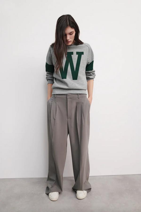 En color tostado vigoré, estos pantalones masculinos vienen con bolsillos laterales y de vivo en la espalda, detalle de pinzas frontales y cierre frontal con botón interior. Disponibles entre las tallas XS y XXL, cuestan 29,95 euros.