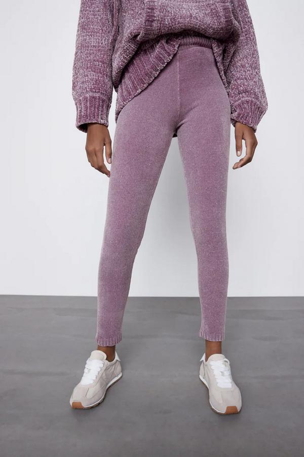 En color púrpura y confeccionados en chenilla, estos leggings con acabados en rib tienen un precio de 19,95 euros y se han agotado ya en las tallas M y L.