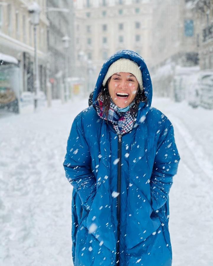 Nagore Robles, con maxi plumas azul klein de Canadian Classics.