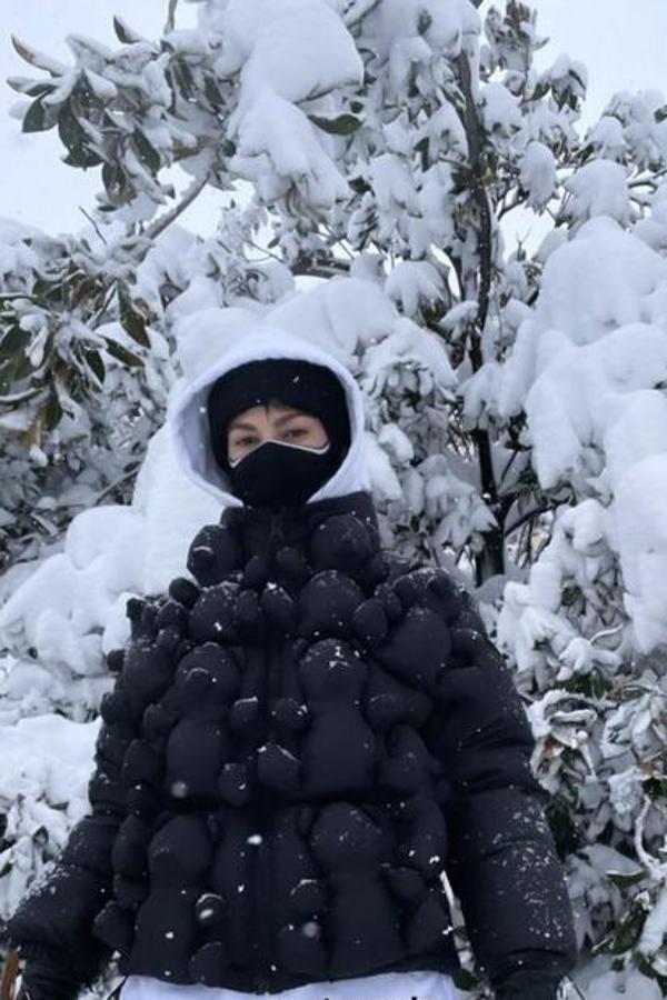 Úrsula Corberó ha elegido el plumas más original de todos: un diseño con ositos en relieve de Jean Jacques de Castelbajac x Benetton.
