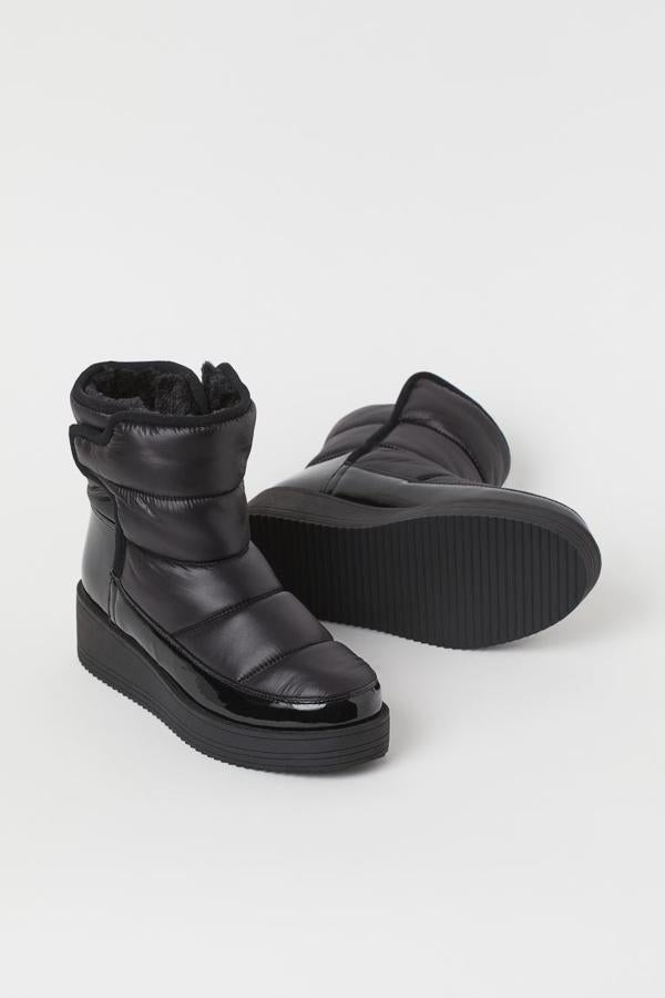 Botas negras acolchadas impermeables con suela tipo ciña, de H&M (29,99 euros).