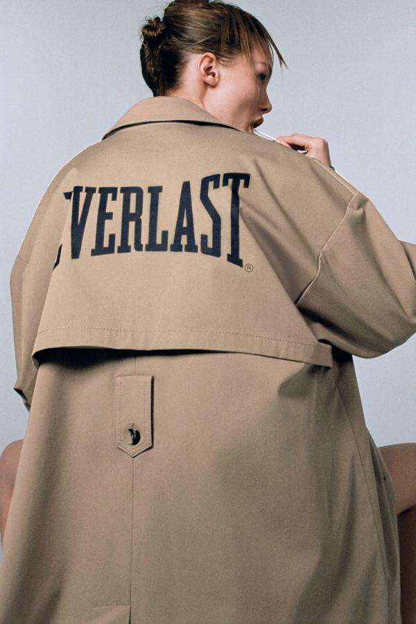 Gabardina de algodón con logo estampado en la espalda, de la colaboración de Zara con Everlast (79,95 €).