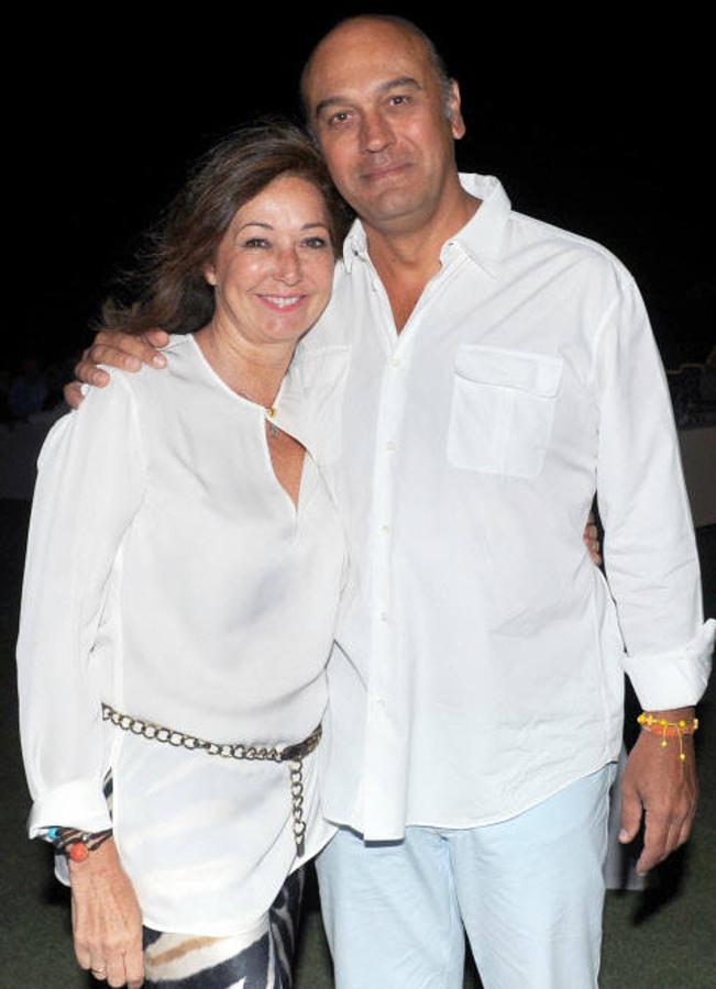 Para Ana Rosa, su marido y sus hijos son su mayor apoyo. Ella siempre habla maravillas de Juan, aunque suelen ser muy discretos con su vida privada. La presentadora y su marido posan en el 50 aniversario de la urbanización Sotogrande, en 2013
