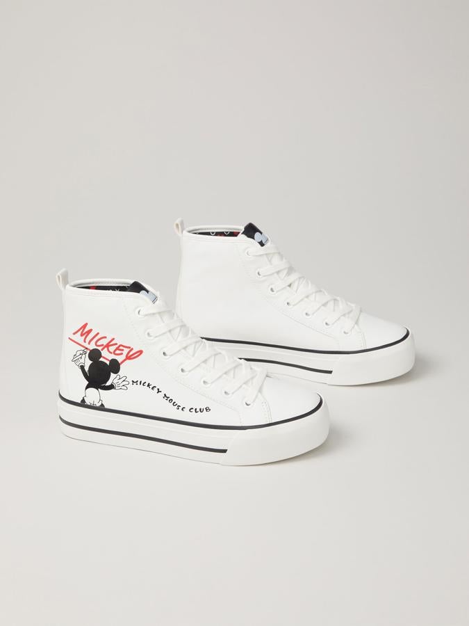 Con detalle de print en el lateral en tonos negros y rojos, estos botines deportivos de Lefties con tirador en la parte trasera, suela gruesa y cierre de cordones están disponibles entre los números 35 y 41 y tienen un precio de 24,99 euros.