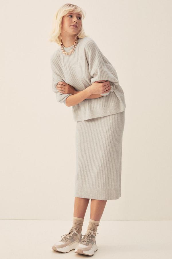 De venta exclusiva en la web de H&M, esta falda en punto de canalé suave con lana en la trama es de talle alto y viene con elástico revestido en la cintura y abertura posterior en el bajo. Podemos encontrarla en beige claro y en gris, por 19,9 euros, entre las tallas XS y XXL.