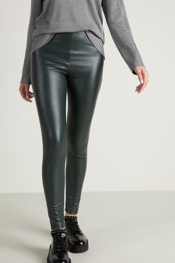 Disponible en verde pino y en negro, estos leggings térmicos de polipiel de Tezenis vienen sin costuras y con corte ceñido. Tienen un precio de 16,99 euros y podemos encontrarlos en las tallas S, M y L.