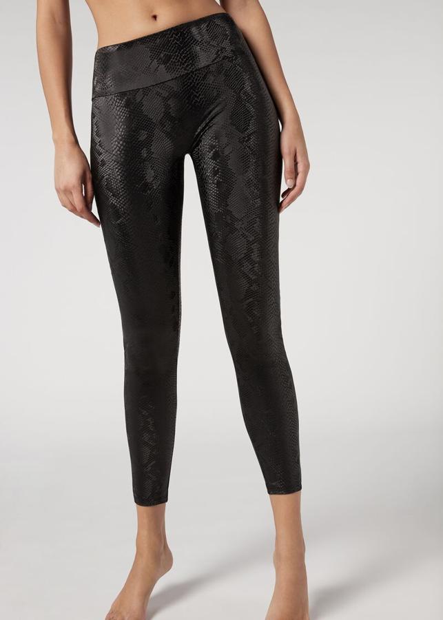 Con estampado de serpiente en gris sobre negro, estos leggings ceñidos de Calzedonia en efecto piel con cintura ancha están rebajados y de 29,95 euros han pasado a 14,90 euros en las tallas S, M y L.