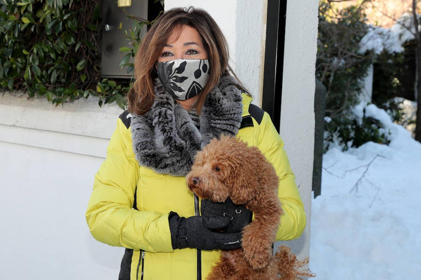 Ana Rosa saluda a la prensa el día de su 65 cumpleaños en la puerta de su casa. La presentadora lucía un plumífero amarillo, guantes y bufanda. Junto a ella estaba su mascota, su perro Harry.
