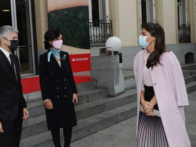 El look en tonos pastel con  falda midi plisada de Reiss  y abrigo candy de Carolina Herrera.