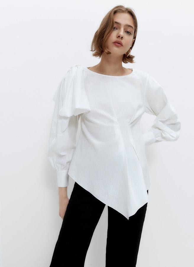 Diseño entallado para esta camisa confeccionada en lino, con mangas largas abullonadas, detalle de lazo en el hombro derecho y puños con doble botonadura. Disponible en las tallas S, M y L, de 79 euros ha pasado a costar 49,95 euros.