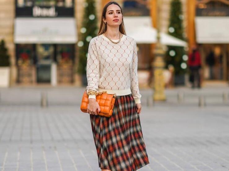 Fotos: Tres maneras muy favorecedoras y baratas de conseguir que la falda midi de cuadros sea la estrella de tu look