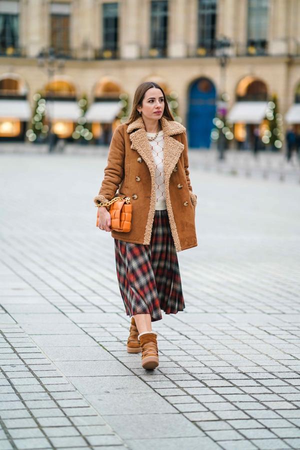 El más puro estilo campestre se adapta a los rigores urbanos, en los que los cuadros escoceses en tonos rojos se alían con las texturas del ante y el borrego para dar como resultado un estilismo casual y todoterreno.