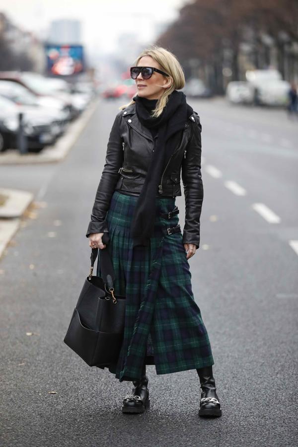 Con claras referencias a la estetica punk, esta falda midi de cuadros escoceses en tonos verdes se mezcla con una cazadora motera de cuero negro para dar como resultado una aproximación mucho más elegante y femenina.