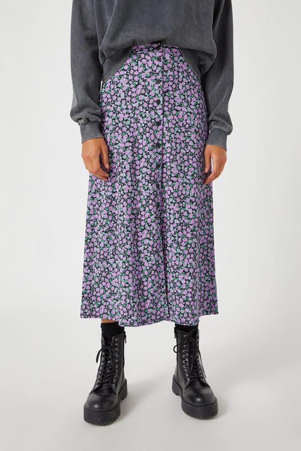 Falda midi con estamoado de flores y botones de Pull & Bear (7,99 euros).