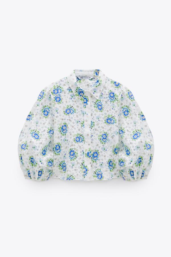 Blusa blanca con manga abullonada y estampado de flores de las rebajas de Zara (19,99 euros).