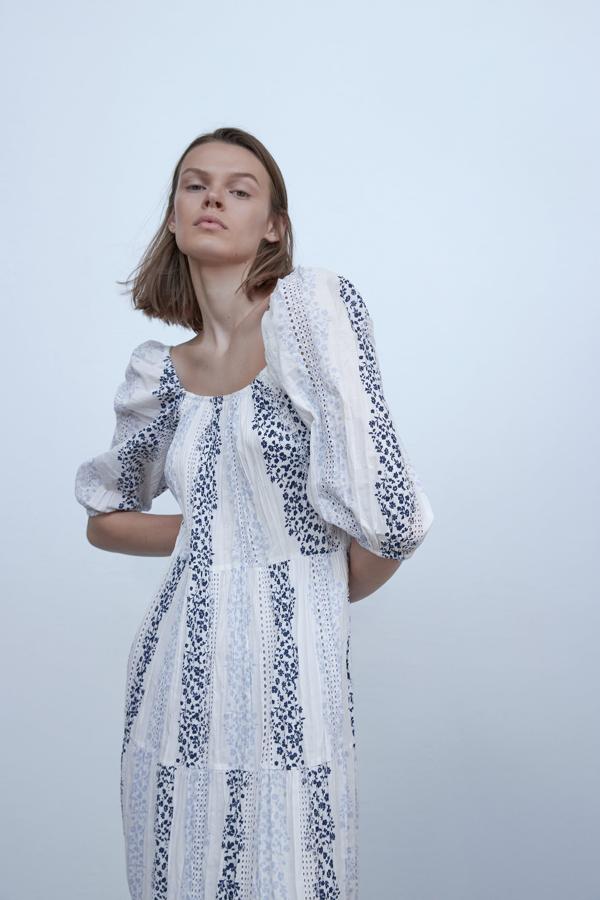 Vestido midi con flores en tonos azules y calados de las rebajas de Zara (12,99 euros).