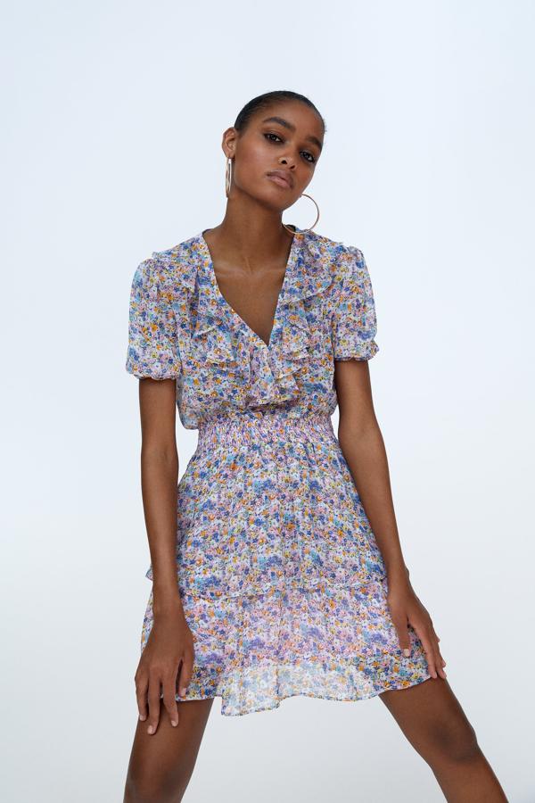 Mini vestido estampado con volantes en tonos malva de las rebajas de Zara (9,99 euros).